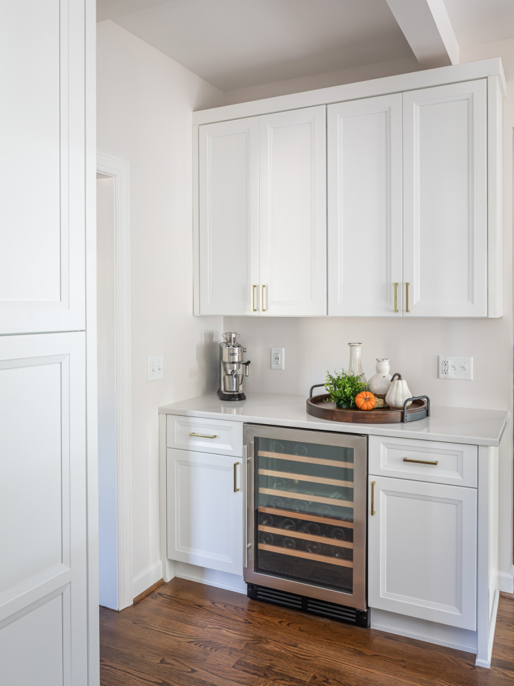 Exempel på ett mellanstort maritimt vit vitt kök, med en rustik diskho, luckor med infälld panel, vita skåp, bänkskiva i kvartsit, flerfärgad stänkskydd, stänkskydd i porslinskakel, rostfria vitvaror, mellanmörkt trägolv, en köksö och brunt golv