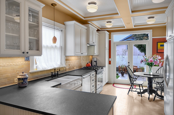 This is an example of a traditional kitchen in Seattle.
