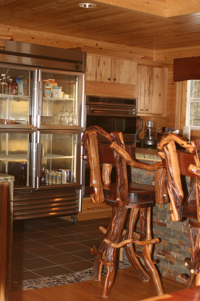 Exempel på ett stort rustikt kök, med en dubbel diskho, luckor med lamellpanel, skåp i ljust trä, granitbänkskiva, rostfria vitvaror, skiffergolv, en köksö och flerfärgat golv