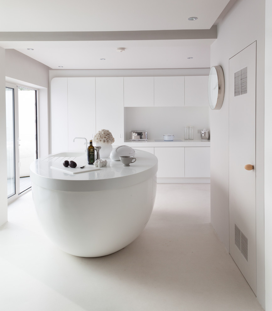 Moderne Küche mit flächenbündigen Schrankfronten, weißen Schränken, Küchenrückwand in Weiß und Kücheninsel in London