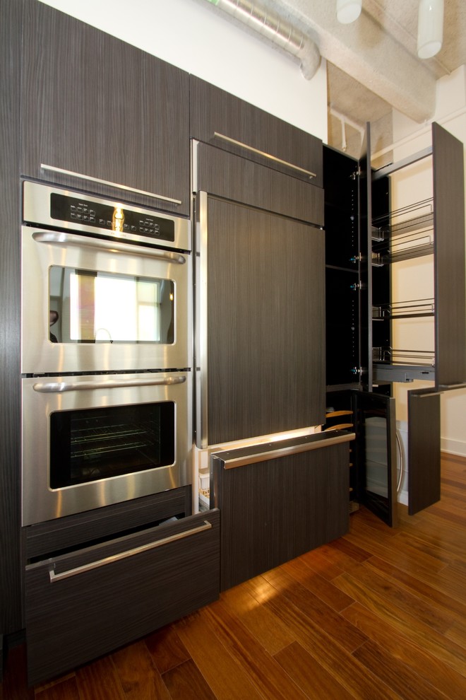 Esempio di una cucina design con lavello sottopiano, ante lisce, ante nere, top in quarzo composito e elettrodomestici in acciaio inossidabile