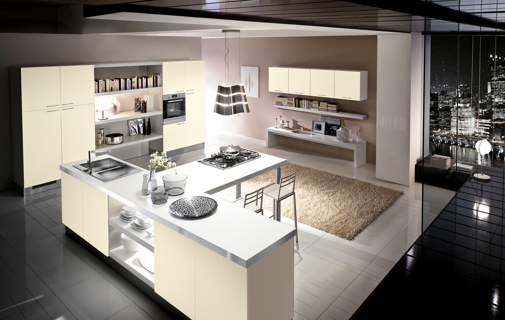 Modern inredning av ett mellanstort kök, med en dubbel diskho, öppna hyllor, gula skåp, bänkskiva i rostfritt stål, beige stänkskydd, stänkskydd i keramik, rostfria vitvaror, klinkergolv i keramik och en halv köksö