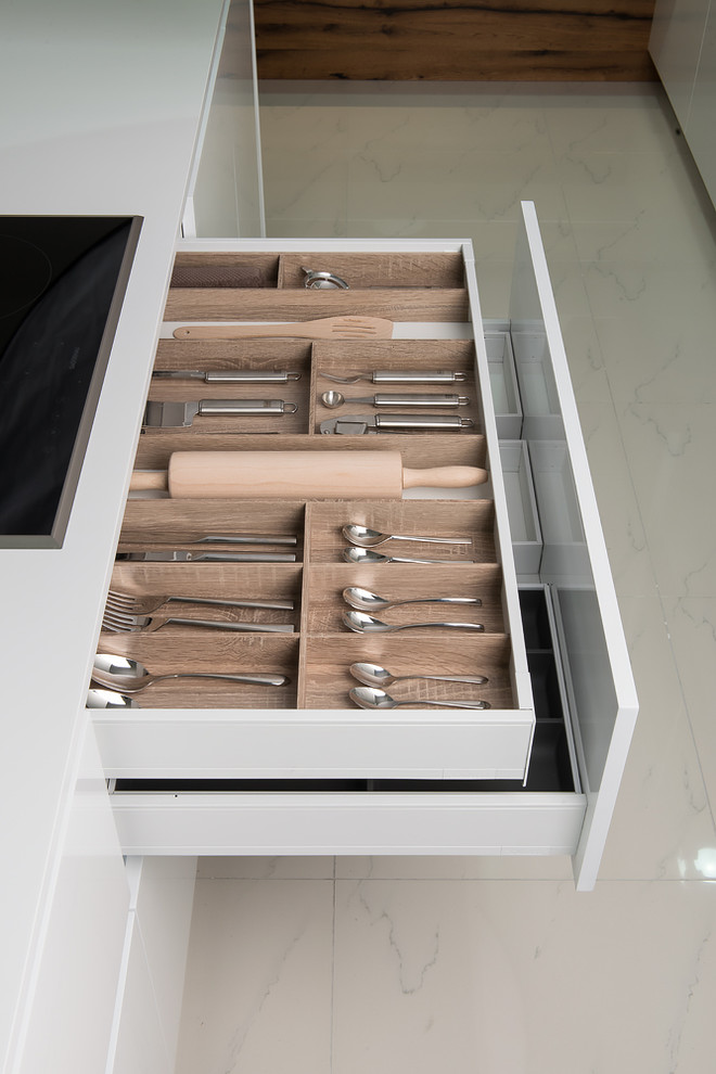 Diseño de cocina comedor minimalista grande con armarios con paneles lisos, puertas de armario blancas, electrodomésticos de acero inoxidable y dos o más islas