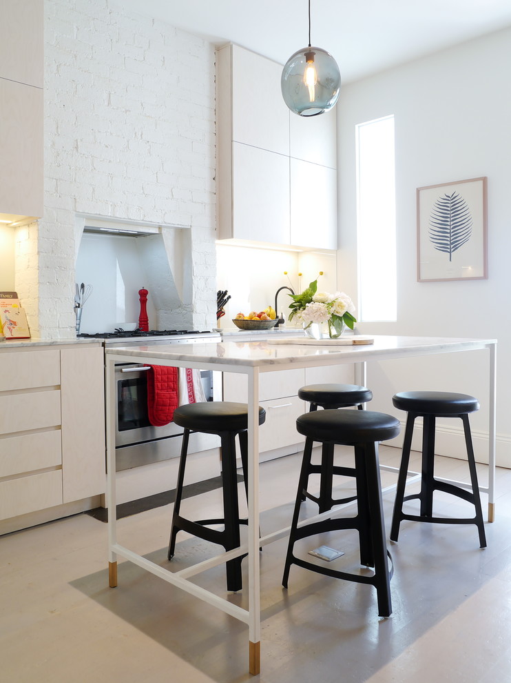 Mittelgroße, Einzeilige Moderne Küche mit flächenbündigen Schrankfronten, Marmor-Arbeitsplatte, Kücheninsel, weißen Schränken, Küchenrückwand in Weiß und Küchengeräten aus Edelstahl in Melbourne