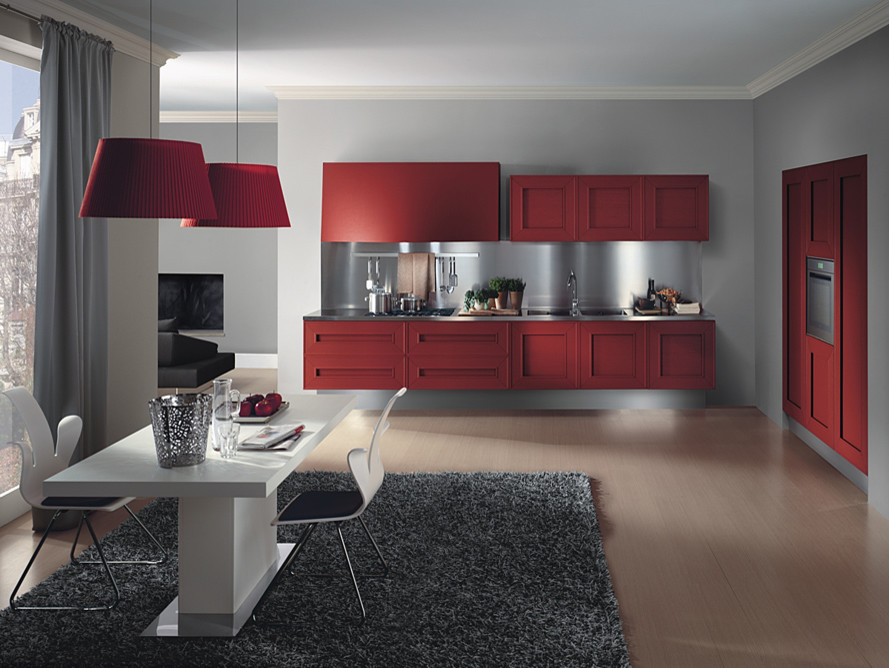 Einzeilige Moderne Wohnküche ohne Insel mit roten Schränken und Küchenrückwand in Metallic in Chicago