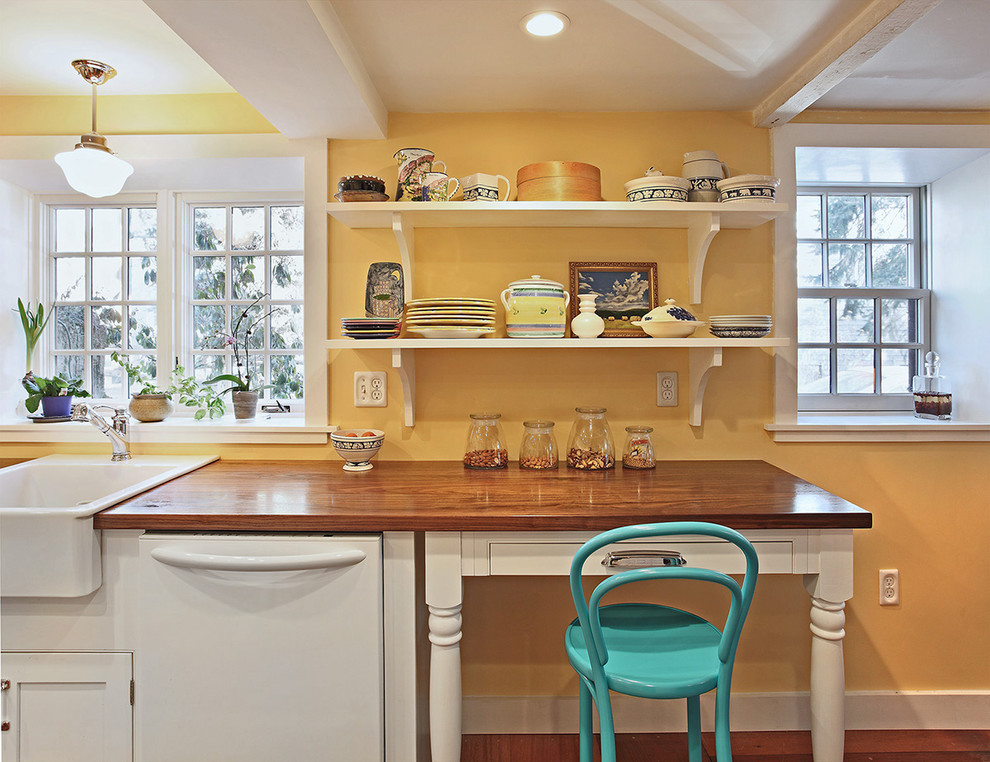 ボストンにあるヴィクトリアン調のおしゃれなキッチン (エプロンフロントシンク、オープンシェルフ、白いキャビネット、木材カウンター、白い調理設備) の写真