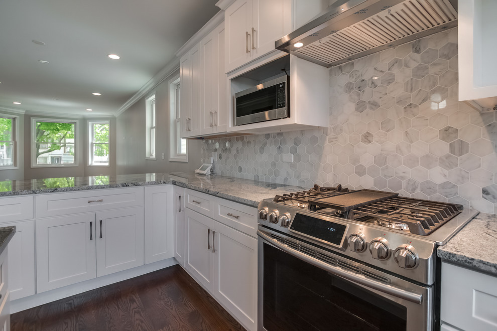 Foto på ett stort funkis kök, med en undermonterad diskho, skåp i shakerstil, vita skåp, granitbänkskiva, vitt stänkskydd, stänkskydd i mosaik, rostfria vitvaror, mörkt trägolv och en köksö