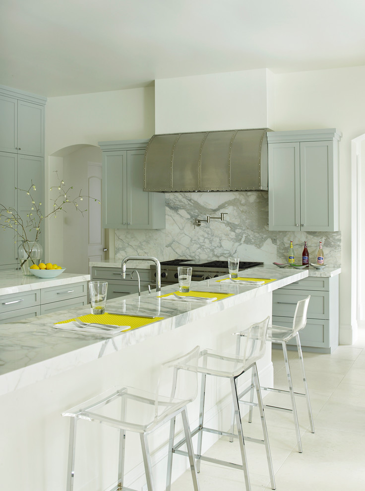 Große Klassische Küche mit Schrankfronten im Shaker-Stil, grauen Schränken, Marmor-Arbeitsplatte, Küchenrückwand in Weiß, Rückwand aus Stein, Keramikboden und weißem Boden in Houston