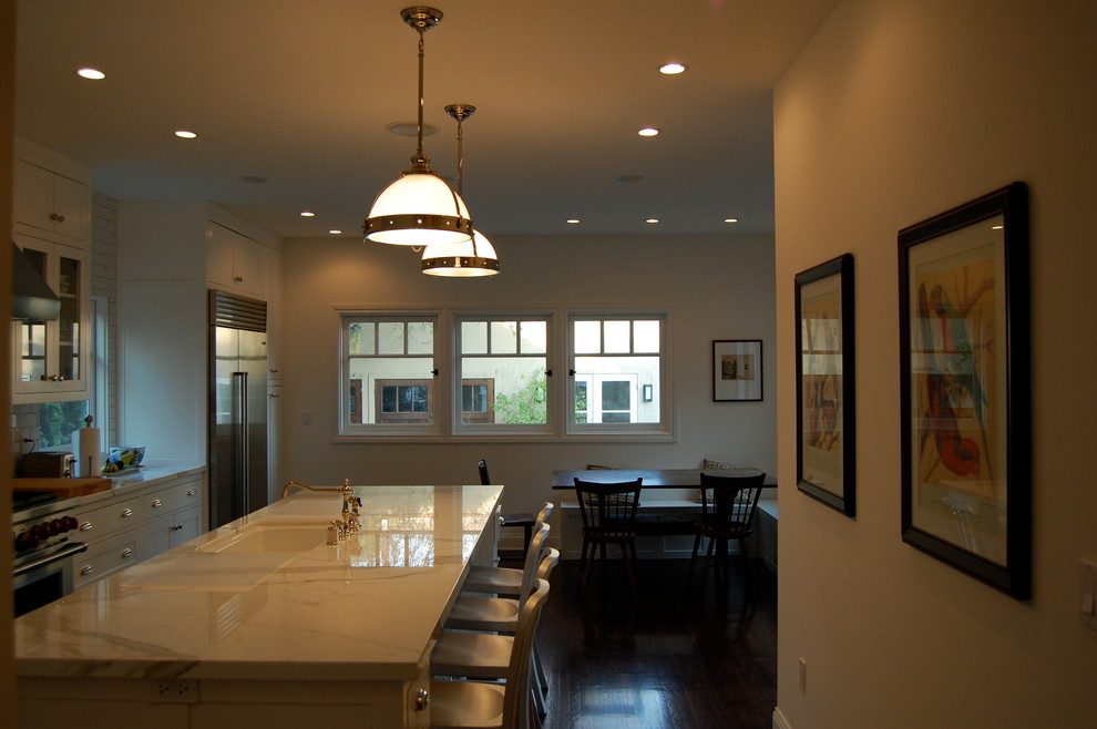 Exempel på ett klassiskt kök, med skåp i shakerstil, vita skåp, marmorbänkskiva, rostfria vitvaror och mörkt trägolv