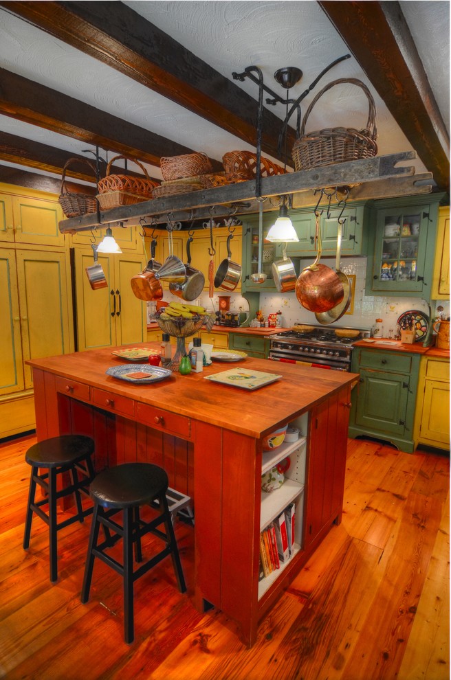 ニューヨークにある高級な広いトラディショナルスタイルのおしゃれなキッチン (ダブルシンク、シェーカースタイル扉のキャビネット、赤いキャビネット、木材カウンター、白いキッチンパネル、セラミックタイルのキッチンパネル、シルバーの調理設備、無垢フローリング) の写真