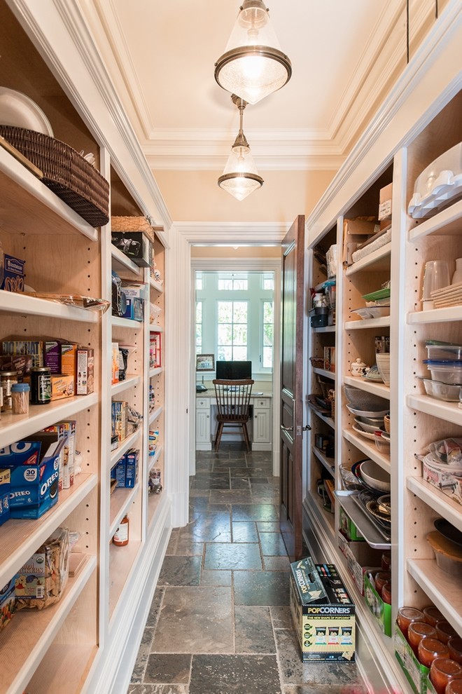 ニューヨークにある低価格の広いトラディショナルスタイルのおしゃれなキッチン (フラットパネル扉のキャビネット、白いキャビネット、磁器タイルの床) の写真