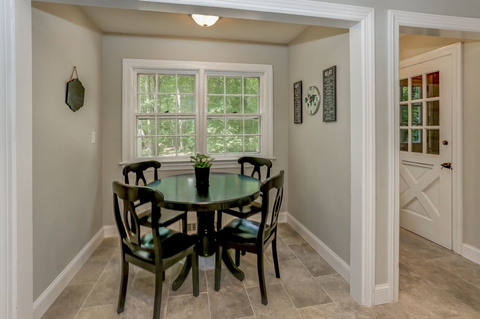 Esempio di una sala da pranzo aperta verso la cucina chic con pavimento con piastrelle in ceramica e pavimento grigio