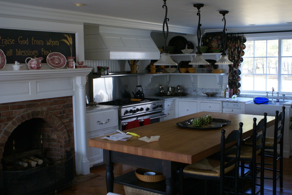 Idéer för ett stort lantligt kök och matrum, med en rustik diskho, skåp i shakerstil, vita skåp, marmorbänkskiva, rostfria vitvaror och en köksö
