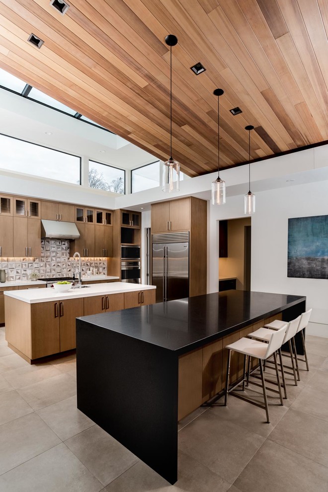 Moderne Küche mit flächenbündigen Schrankfronten, hellbraunen Holzschränken, bunter Rückwand, Küchengeräten aus Edelstahl und zwei Kücheninseln in San Francisco
