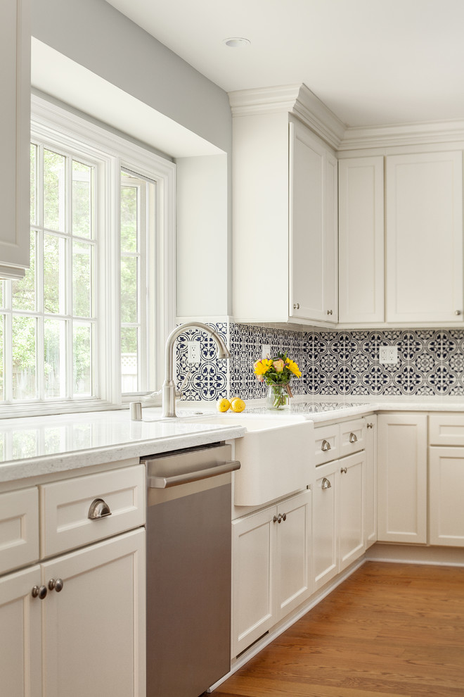 Idéer för ett mellanstort klassiskt vit kök, med en rustik diskho, luckor med infälld panel, vita skåp, bänkskiva i kvartsit, blått stänkskydd, stänkskydd i keramik, rostfria vitvaror, ljust trägolv, en köksö och rött golv