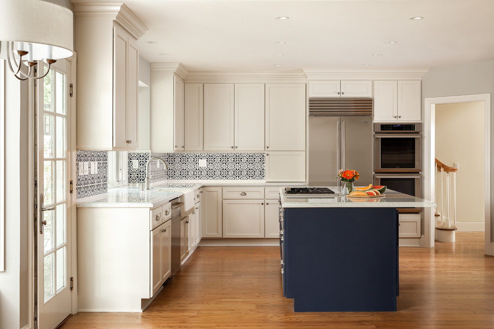 サンフランシスコにあるラグジュアリーな中くらいなトランジショナルスタイルのおしゃれなキッチン (エプロンフロントシンク、落し込みパネル扉のキャビネット、白いキャビネット、珪岩カウンター、青いキッチンパネル、セラミックタイルのキッチンパネル、シルバーの調理設備、淡色無垢フローリング、赤い床、白いキッチンカウンター) の写真