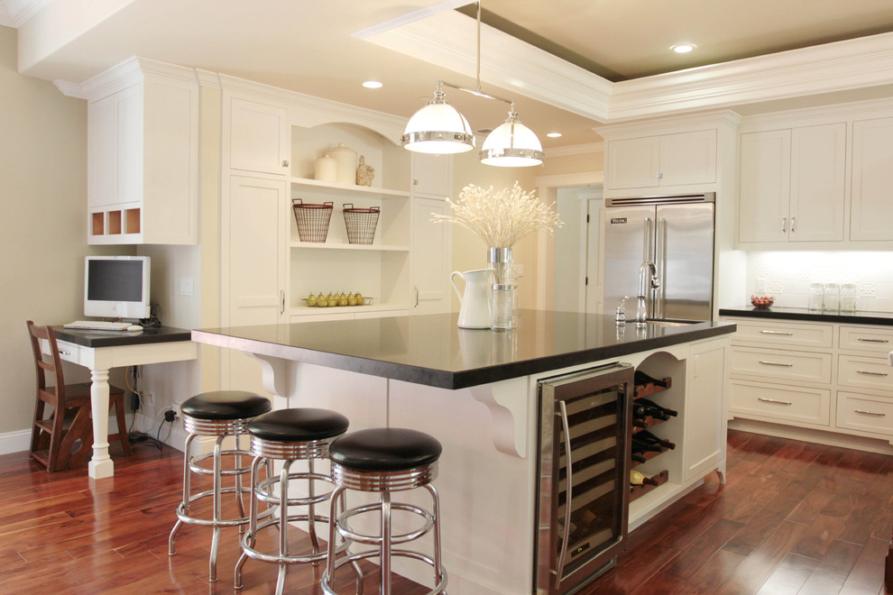 サンフランシスコにあるトラディショナルスタイルのおしゃれなキッチン (白いキャビネット、シルバーの調理設備、グレーとクリーム色) の写真