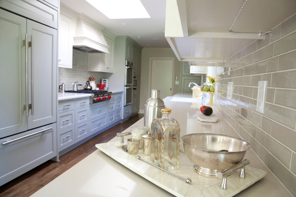 На фото: кухня среднего размера в стиле неоклассика (современная классика) с светлым паркетным полом с