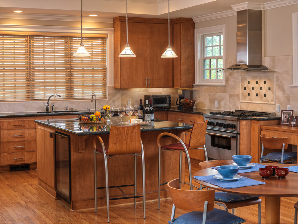 Klassische Küche in L-Form mit Granit-Arbeitsplatte, Küchengeräten aus Edelstahl, flächenbündigen Schrankfronten und hellbraunen Holzschränken in San Francisco