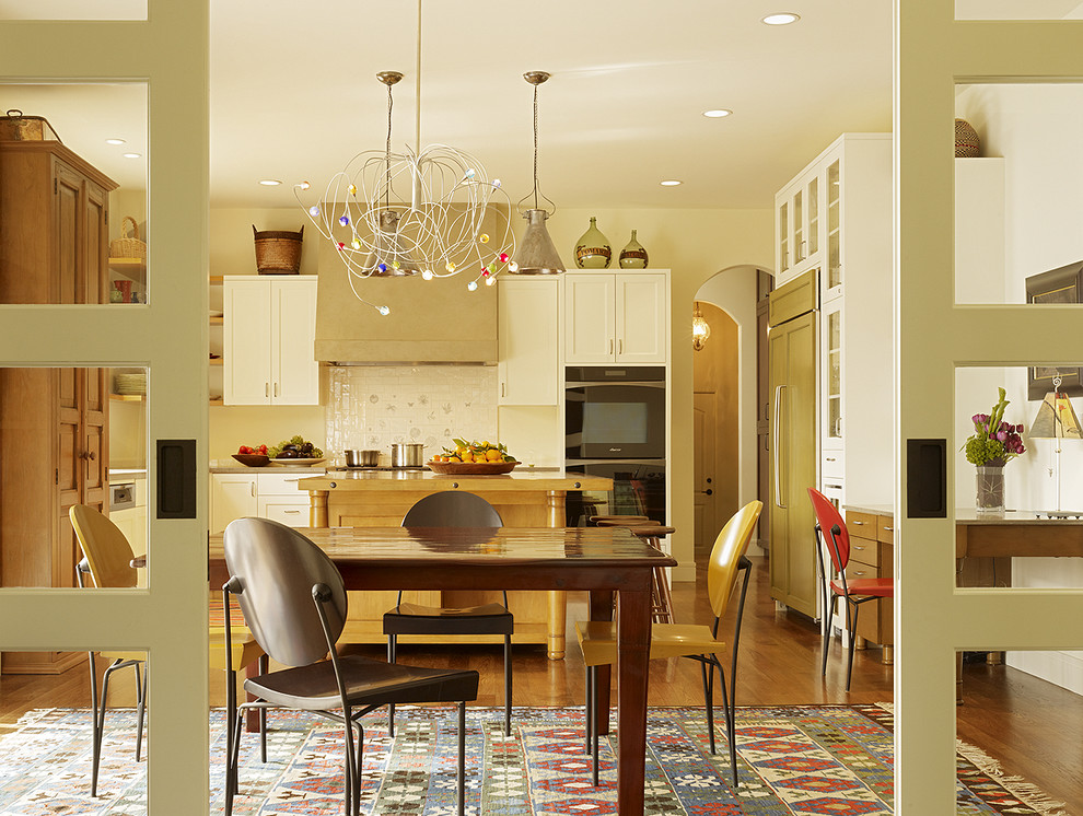 Geschlossene Klassische Küchenbar in L-Form mit Schrankfronten im Shaker-Stil, weißen Schränken und Küchenrückwand in Weiß in San Francisco
