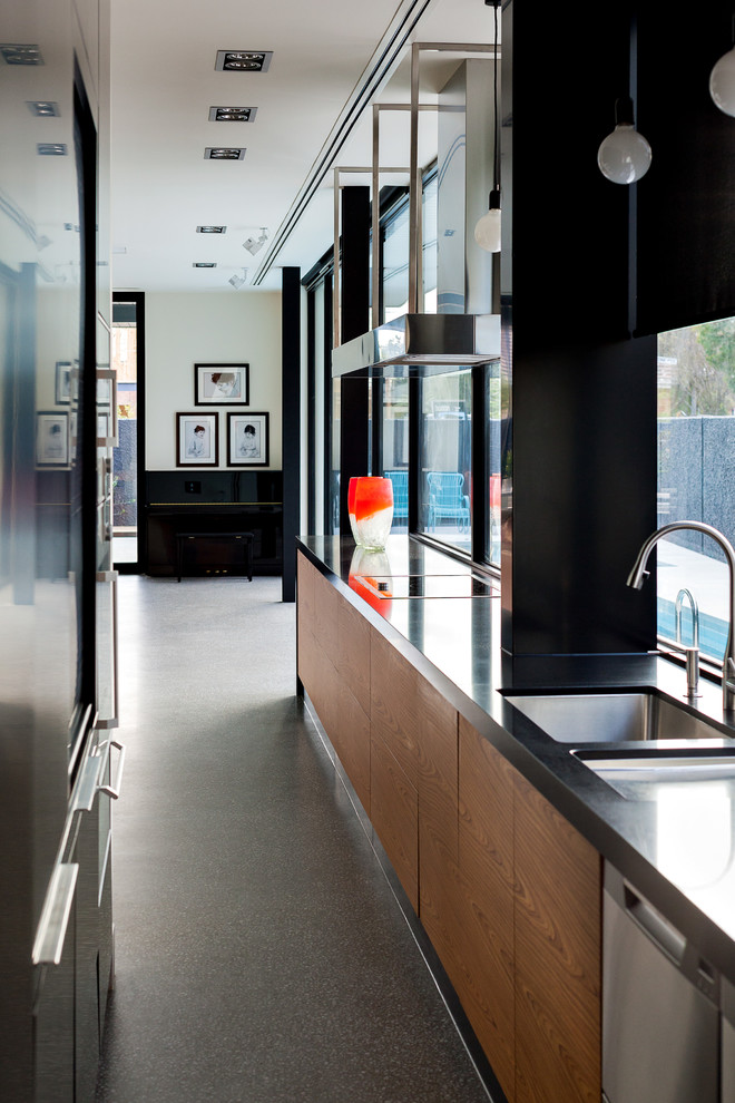 Zweizeilige, Große Moderne Wohnküche mit Doppelwaschbecken, Küchenrückwand in Schwarz und Kücheninsel in Melbourne