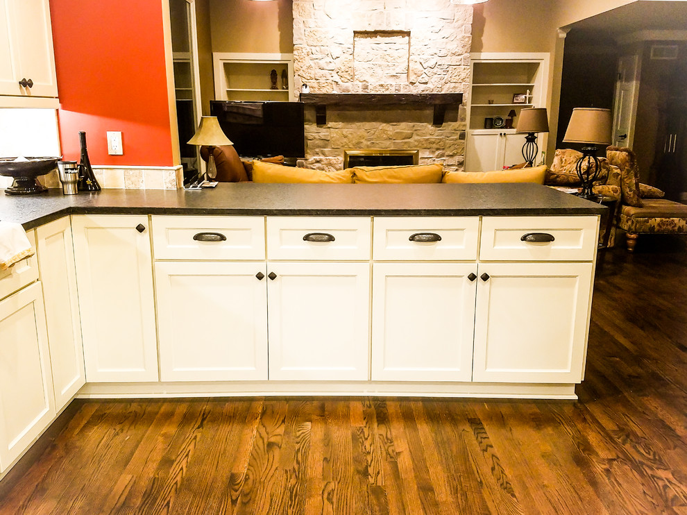 Mequon Kitchen, Fireplace, Dining room and Bathroom Traditional