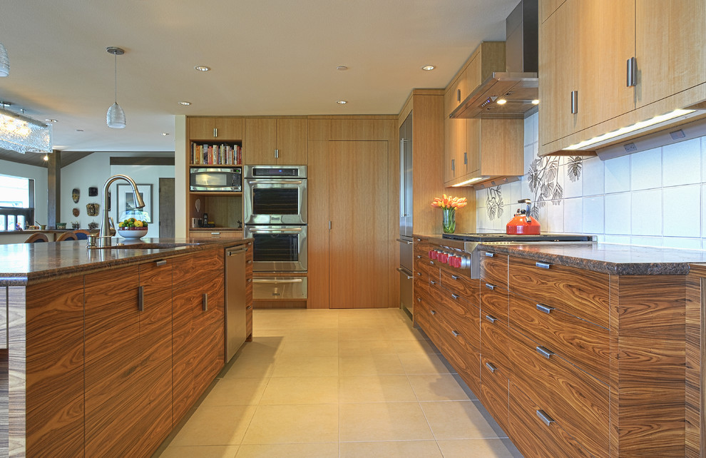 Foto de cocina contemporánea con armarios con paneles lisos, puertas de armario de madera oscura y electrodomésticos de acero inoxidable