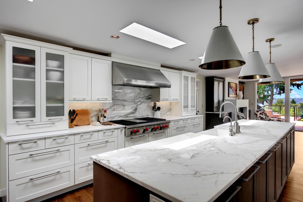 Idéer för att renovera ett funkis kök och matrum, med en rustik diskho, luckor med infälld panel, vita skåp, marmorbänkskiva, flerfärgad stänkskydd, stänkskydd i stenkakel och rostfria vitvaror