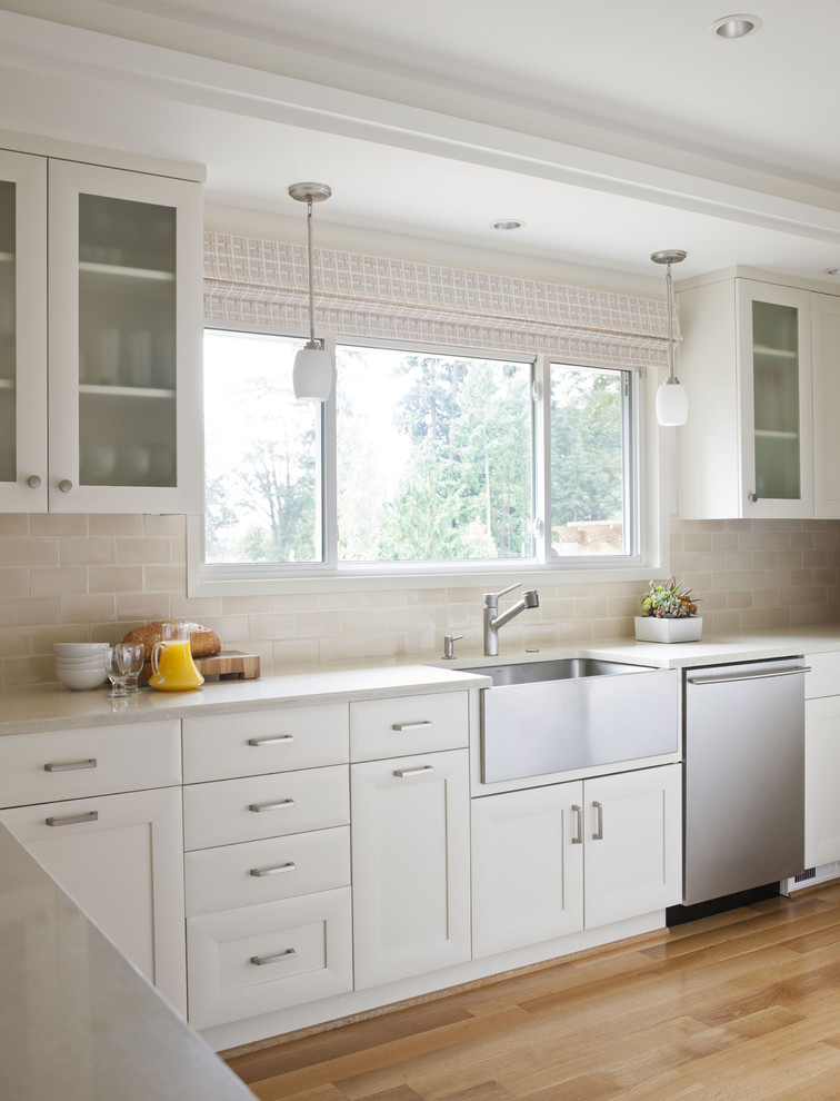 Klassische Küche mit Rückwand aus Metrofliesen, Landhausspüle, Küchengeräten aus Edelstahl, Quarzwerkstein-Arbeitsplatte und Küchenrückwand in Beige in Seattle