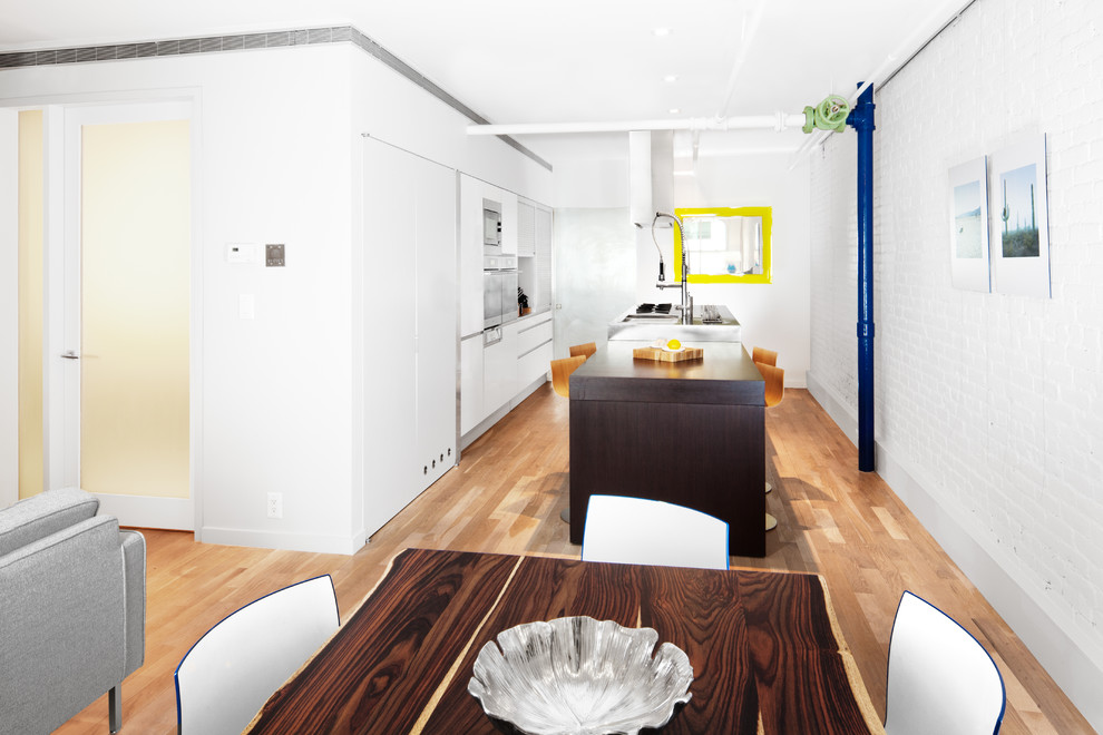 Источник вдохновения для домашнего уюта: параллельная кухня в стиле модернизм с обеденным столом, плоскими фасадами и белыми фасадами