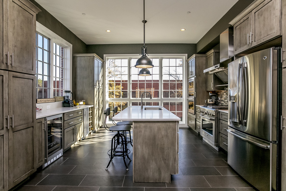 Foto på ett industriellt kök, med en köksö, en undermonterad diskho, skåp i shakerstil, skåp i slitet trä, grått stänkskydd, stänkskydd i stickkakel och rostfria vitvaror