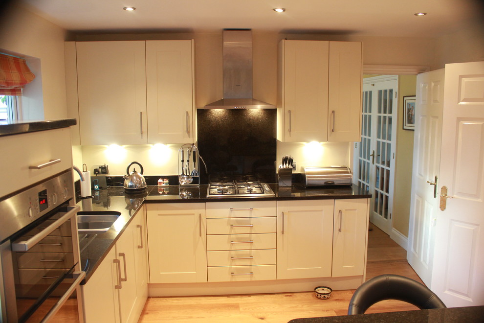 Trendy kitchen photo in Hertfordshire