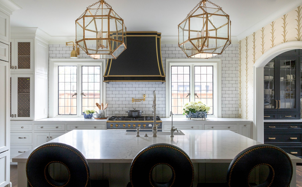 Kitchen - traditional kitchen idea in Indianapolis