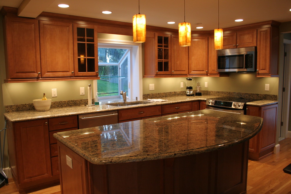 Mittelgroße Klassische Wohnküche in L-Form mit Doppelwaschbecken, profilierten Schrankfronten, hellbraunen Holzschränken, Granit-Arbeitsplatte, Küchenrückwand in Grün, Küchengeräten aus Edelstahl, braunem Holzboden und Kücheninsel in Boston