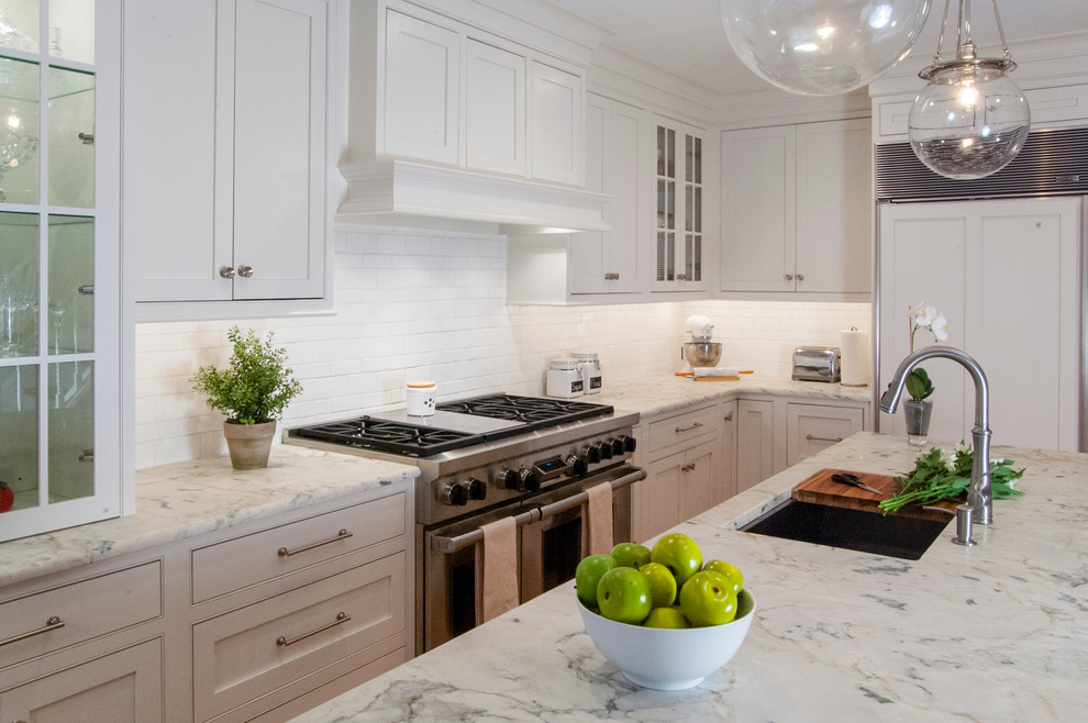 Mid-sized transitional l-shaped medium tone wood floor eat-in kitchen photo in Philadelphia with an undermount sink, shaker cabinets, white cabinets, white backsplash, ceramic backsplash, stainless steel appliances, an island and quartzite countertops