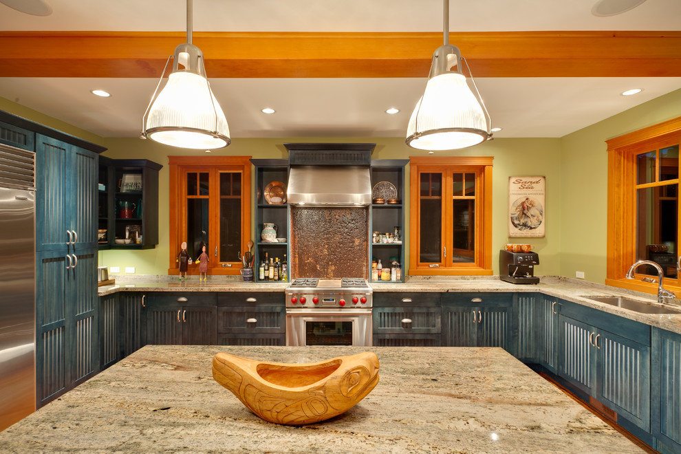 Esempio di una cucina classica con lavello da incasso, ante in stile shaker, ante blu, top in granito, elettrodomestici in acciaio inossidabile, parquet chiaro, pavimento arancione e top beige