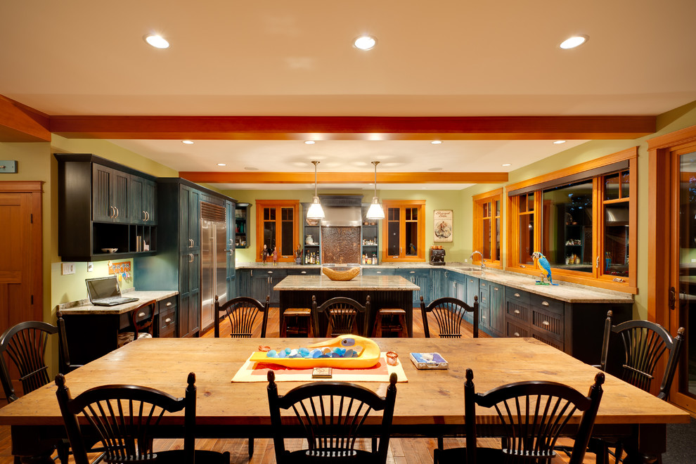 Foto på ett mycket stort vintage beige kök, med en undermonterad diskho, skåp i shakerstil, blå skåp, granitbänkskiva, rostfria vitvaror, ljust trägolv, en köksö och orange golv