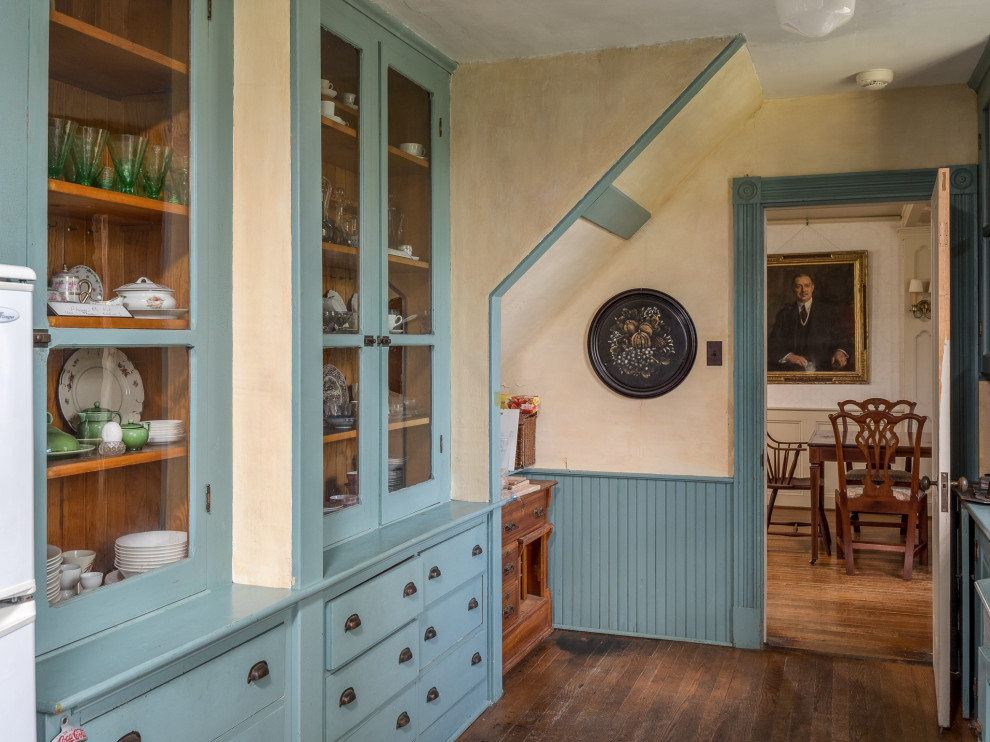 Mittelgroße Landhaus Küche mit Vorratsschrank, flächenbündigen Schrankfronten, blauen Schränken und Arbeitsplatte aus Holz in Portland Maine