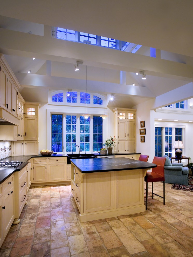 Immagine di una cucina chic con lavello stile country, ante con riquadro incassato e ante beige