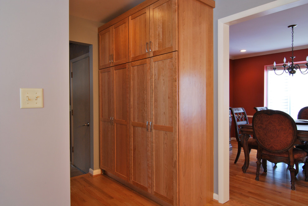 Aménagement d'une arrière-cuisine parallèle moderne en bois brun de taille moyenne avec un placard à porte shaker et parquet clair.