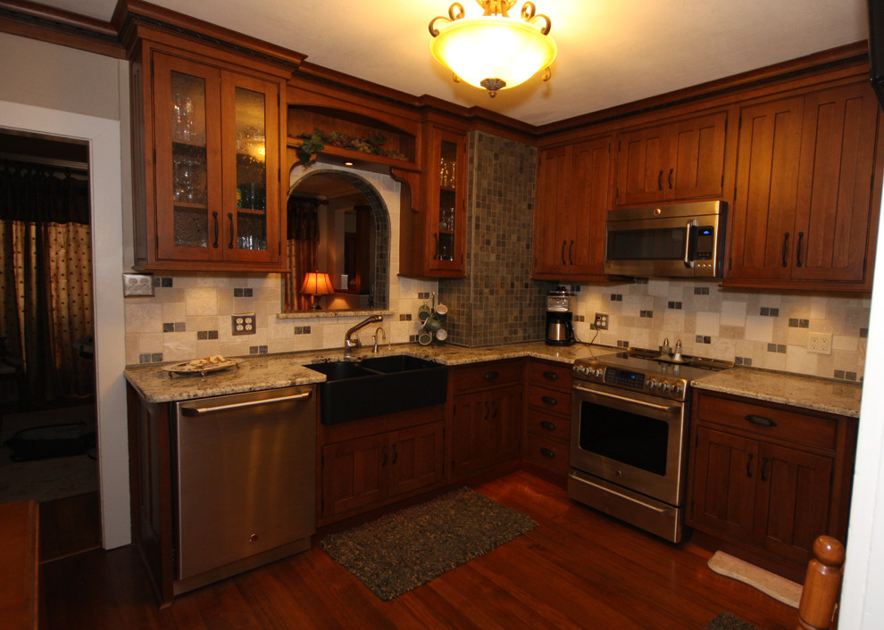 Exempel på ett avskilt, litet amerikanskt u-kök, med en rustik diskho, luckor med infälld panel, skåp i mellenmörkt trä, granitbänkskiva, beige stänkskydd, stänkskydd i stenkakel och rostfria vitvaror