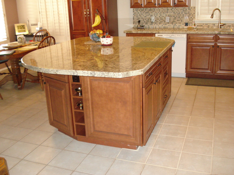 Modelo de cocina clásica grande abierta con electrodomésticos blancos, suelo de baldosas de cerámica y una isla