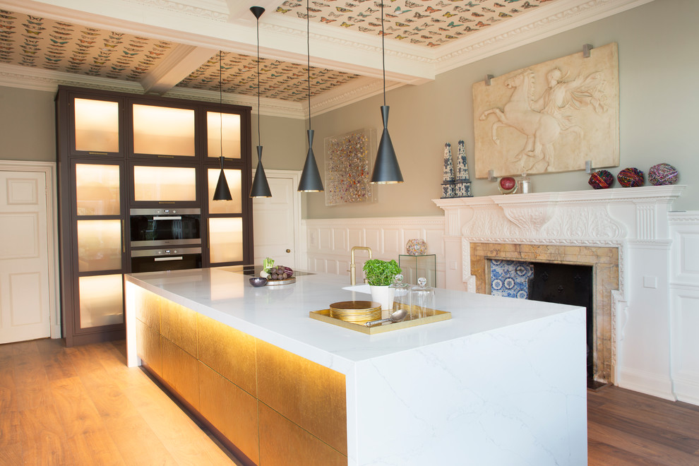 Immagine di una cucina contemporanea con ante lisce, ante gialle, elettrodomestici neri, pavimento in legno massello medio e pavimento marrone