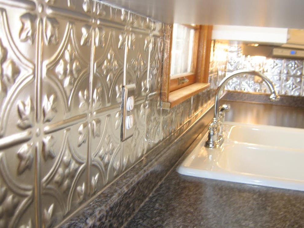 Bild på ett stort eklektiskt kök, med en dubbel diskho, luckor med upphöjd panel, vita skåp, laminatbänkskiva, stänkskydd med metallisk yta, stänkskydd i metallkakel och rostfria vitvaror