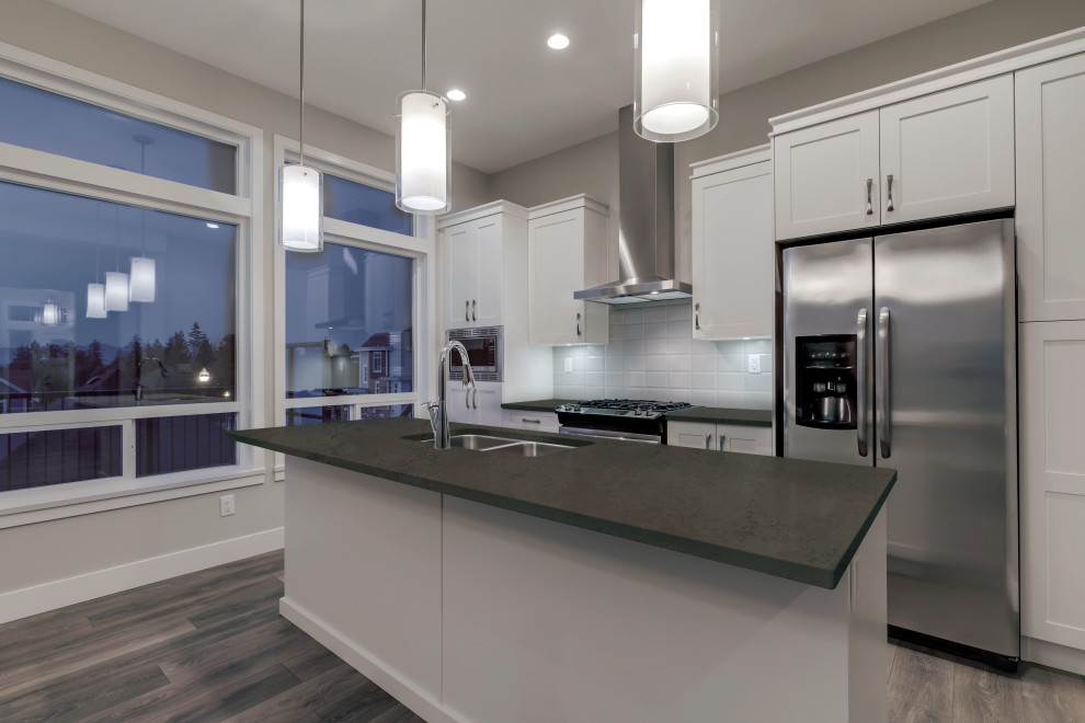 Moderne Küche mit Quarzwerkstein-Arbeitsplatte und grauer Arbeitsplatte in Sonstige