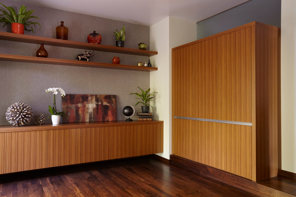 Ejemplo de cocina moderna con armarios con paneles lisos y puertas de armario de madera oscura