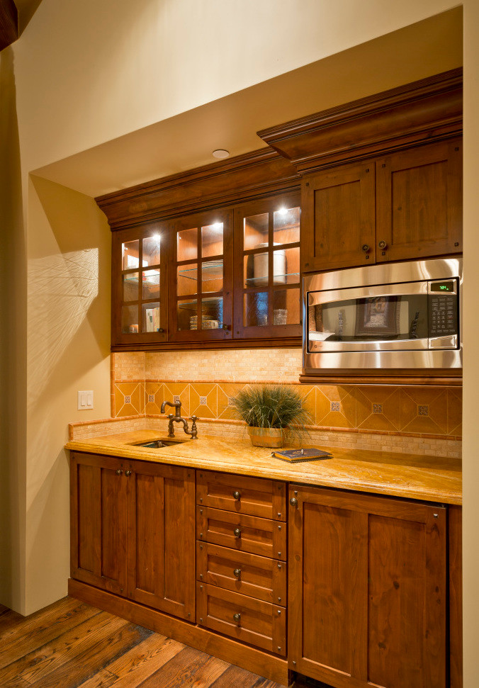 Idéer för att renovera ett mycket stort amerikanskt linjärt kök och matrum, med en rustik diskho, luckor med infälld panel, skåp i mörkt trä, granitbänkskiva, flerfärgad stänkskydd, stänkskydd i mosaik, rostfria vitvaror, mellanmörkt trägolv och en köksö