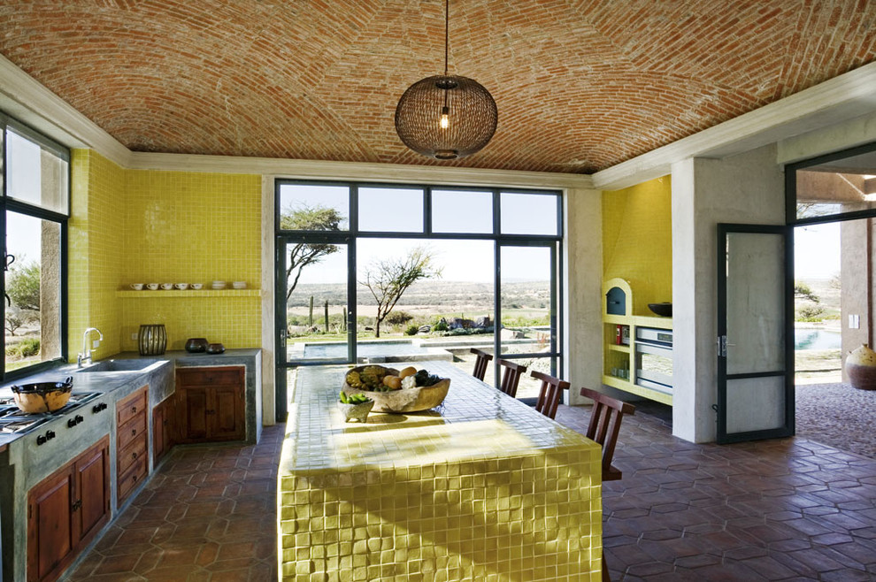 Immagine di una cucina stile americano con top giallo