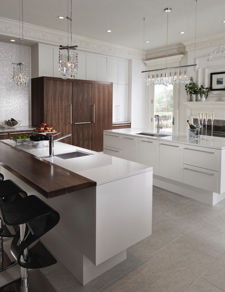 Diseño de cocina contemporánea con fregadero bajoencimera, armarios con paneles lisos, puertas de armario blancas y salpicadero blanco