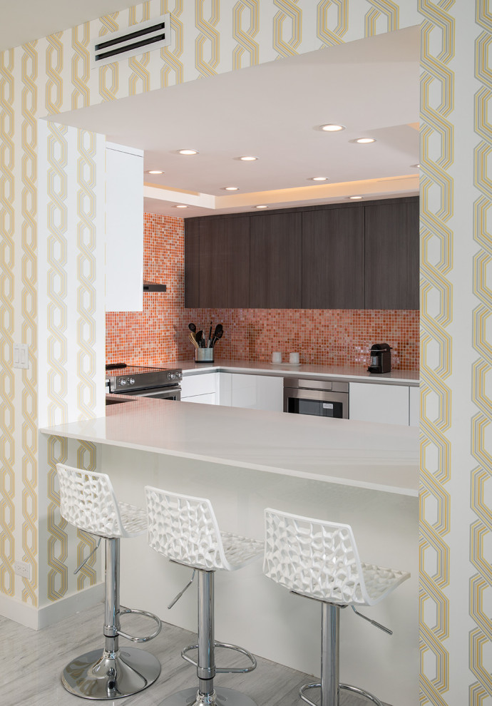 Idéer för ett modernt vit kök, med släta luckor, vita skåp, bänkskiva i kvartsit, orange stänkskydd, rostfria vitvaror, marmorgolv, grått golv, stänkskydd i mosaik och en halv köksö